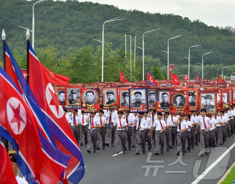 (평양 노동신문=뉴스1) = 북한 노동당 기관지 노동신문은 30일 "우리 청년들이 어머니당을 따라 힘차게 곧바로 나아가고 있다"라며 "영웅적이고 변혁적인 시대를 위훈으로 빛내이는 …