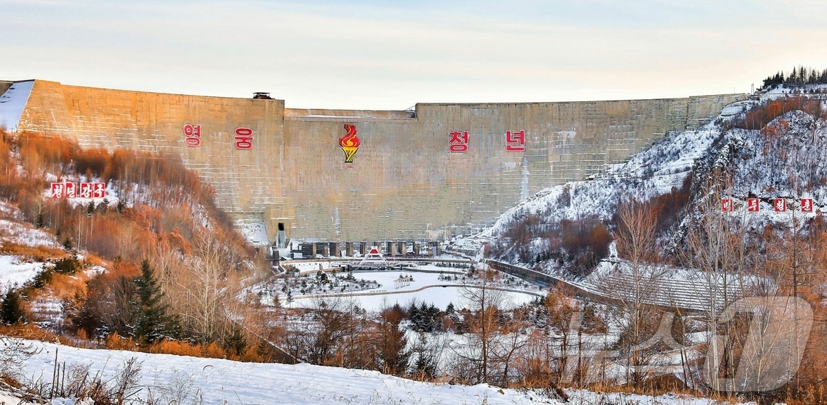 (평양 노동신문=뉴스1) = 북한 노동당 기관지 노동신문은 30일 청년들이 참여한 각종 건설 성과를 소개하며 "우리 시대 청춘들의 위훈을 상징하는 기념비적 창조물들"이라고 선전했다 …