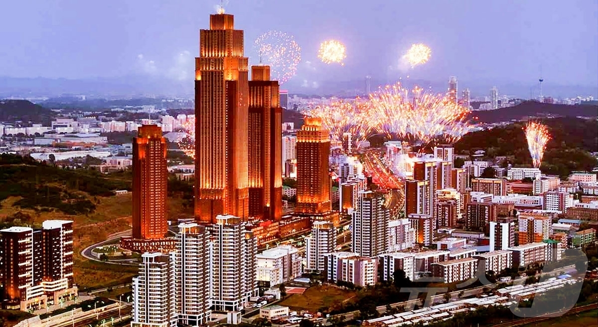 (평양 노동신문=뉴스1) = 북한 노동당 기관지 노동신문은 30일 청년들이 참여한 각종 건설 성과를 소개하며 "우리 시대 청춘들의 위훈을 상징하는 기념비적 창조물들"이라고 선전했다 …