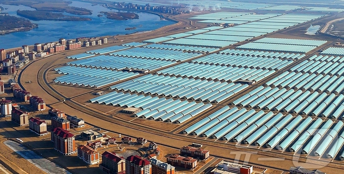 (평양 노동신문=뉴스1) = 북한 노동당 기관지 노동신문은 30일 청년들이 참여한 각종 건설 성과를 소개하며 "우리 시대 청춘들의 위훈을 상징하는 기념비적 창조물들"이라고 선전했다 …