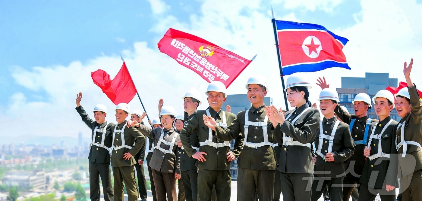 (평양 노동신문=뉴스1) = 북한 노동당 기관지 노동신문은 30일 청년들의 건설·생산 활동과 지원 사례를 소개하며 "청년대군은 당과 국가의 자랑"이라고 강조하고 국가 발전의 동력으 …