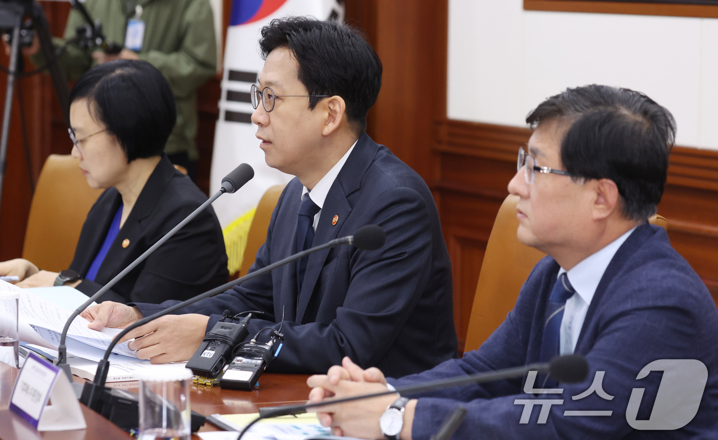 (서울=뉴스1) 김명섭 기자 = 배경훈 부총리겸 과학기술정보통신부 장관이 30일 오전 서울 종로구 세종대로 정부서울청사에서 열린 과학기술관계장관회의에서 모두 발언을 하고 있다. 이 …