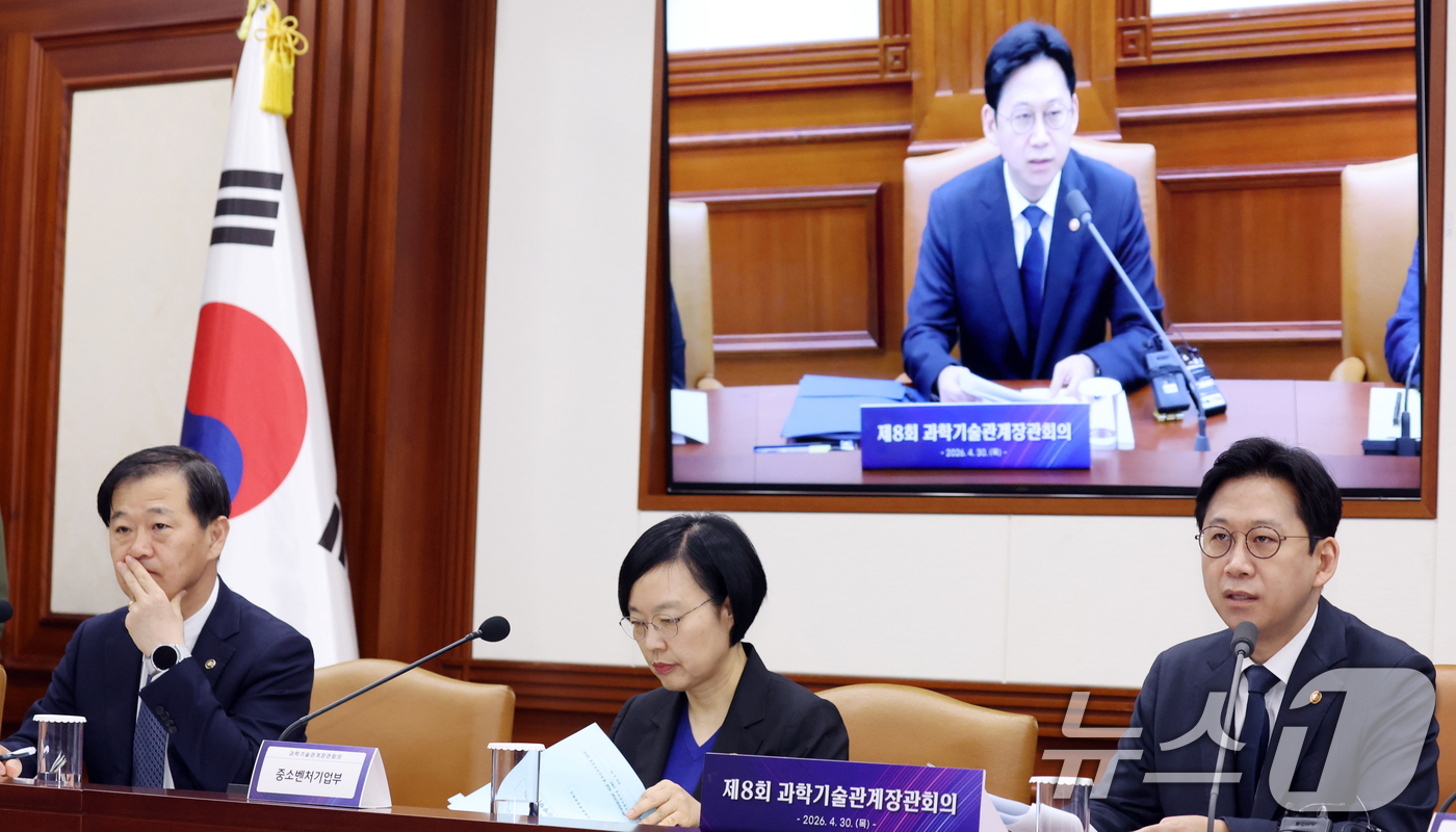 (서울=뉴스1) 김명섭 기자 = 배경훈 부총리겸 과학기술정보통신부 장관이 30일 오전 서울 종로구 세종대로 정부서울청사에서 열린 과학기술관계장관회의에서 모두 발언을 하고 있다. 이 …