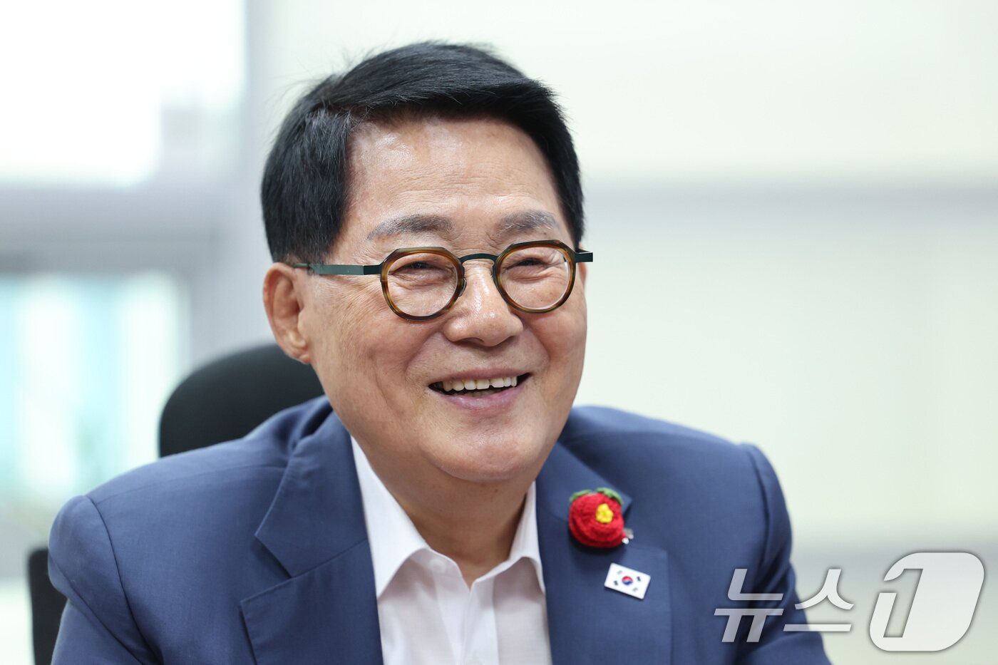 본문 이미지 - 22대 국회 하반기 국회의장 출마를 선언한 박지원 더불어민주당 의원이 30일 서울 여의도 국회 의원회관에서 뉴스1과 인터뷰를 하고 있다. ⓒ 뉴스1 신웅수 기자