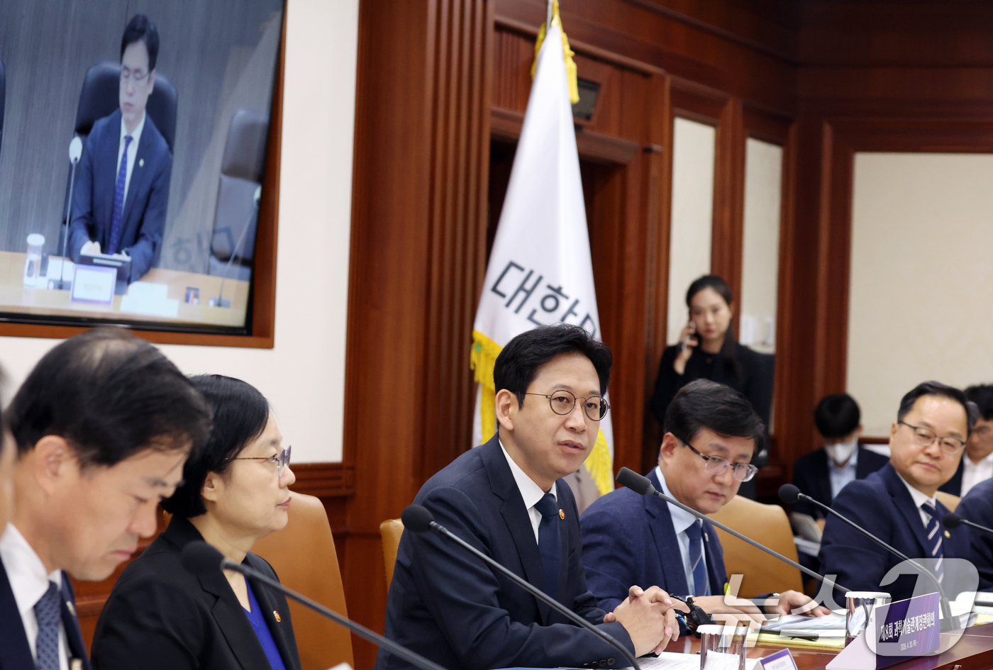 (서울=뉴스1) 김명섭 기자 = 배경훈 부총리겸 과학기술정보통신부 장관이 30일 오전 서울 종로구 세종대로 정부서울청사에서 열린 과학기술관계장관회의에서 모두 발언을 하고 있다. 이 …