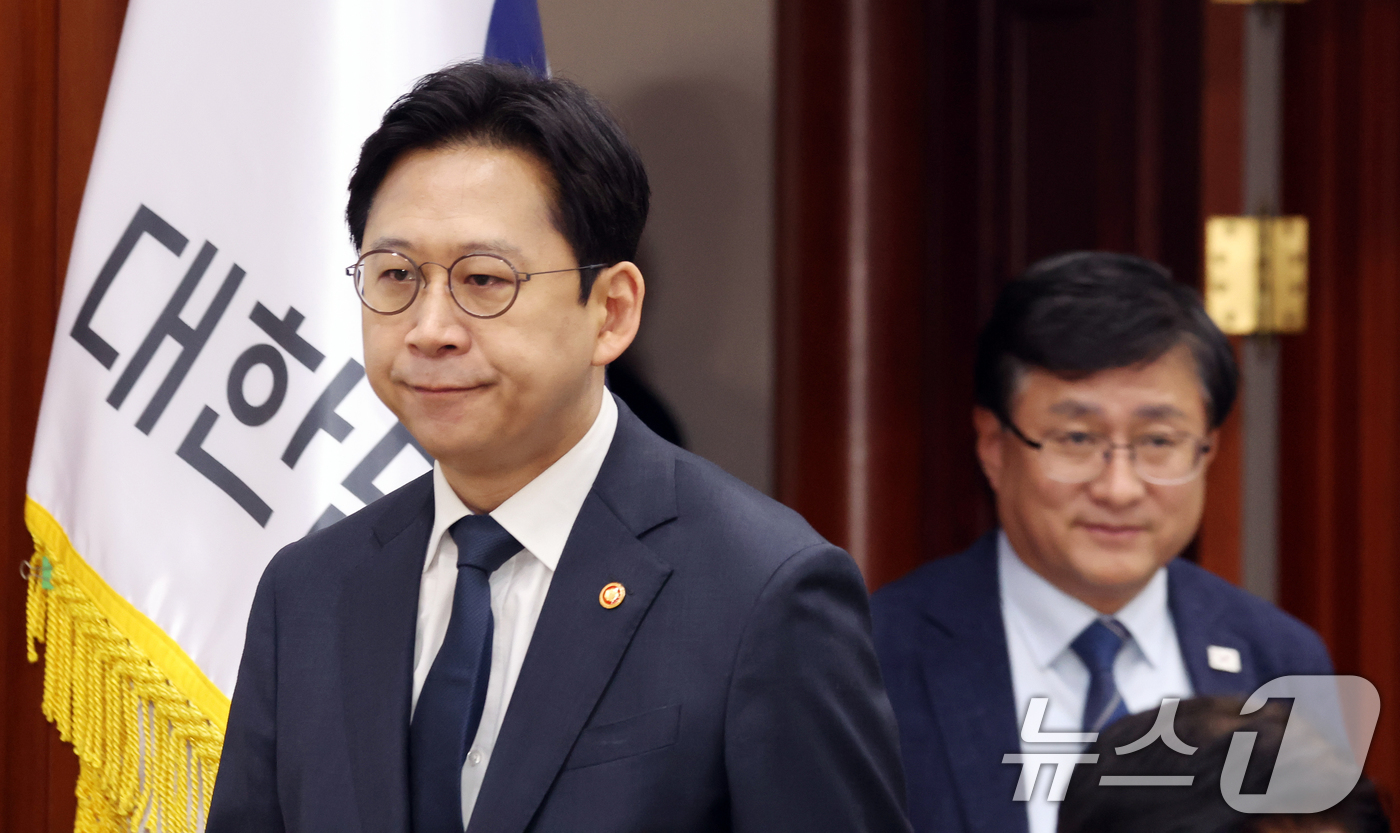 (서울=뉴스1) 김명섭 기자 = 배경훈 부총리겸 과학기술정보통신부 장관이 30일 오전 서울 종로구 세종대로 정부서울청사에서 열린 과학기술관계장관회의에 참석하고 있다. 이날 회의에서 …