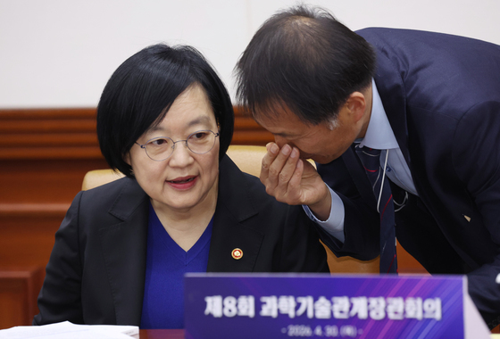 대화하는 한성숙 장관과, 김현종 국가안보실 1차장