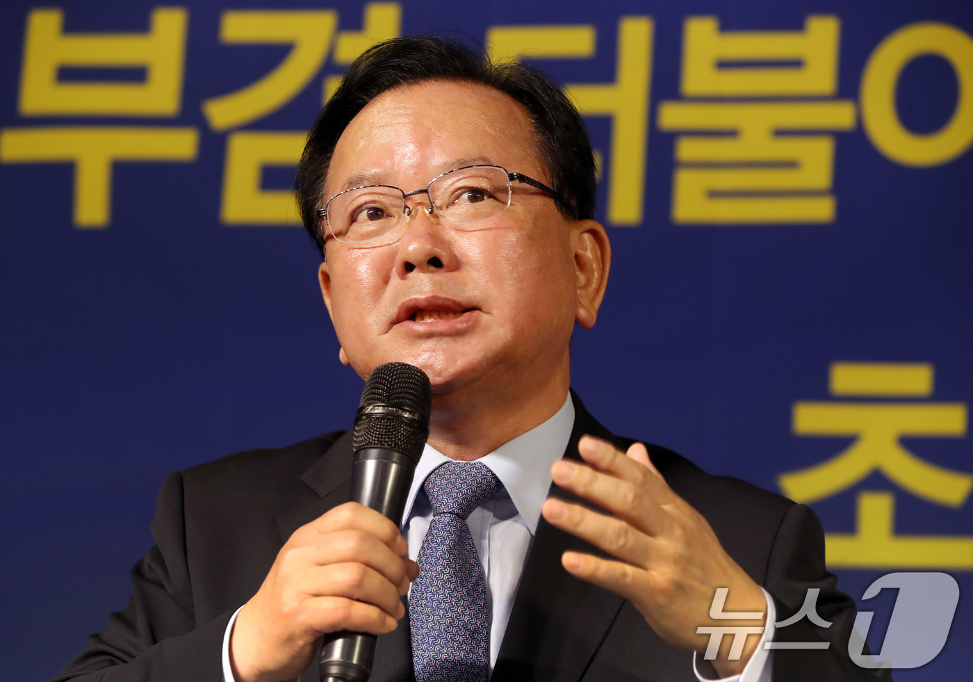 (대구=뉴스1) 공정식 기자 = 김부겸 더불어민주당 대구시장 후보가 30일 오전 대구 남구 이천동 대구아트파크에서 열린 아시아포럼21 초청 토론회에 참석해 발언하고 있다. 2026 …