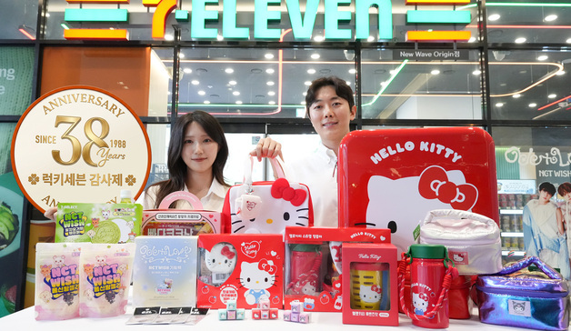 "헬로키티·NCT 위시 컬래버"…세븐일레븐, 럭키세븐 감사제 진행