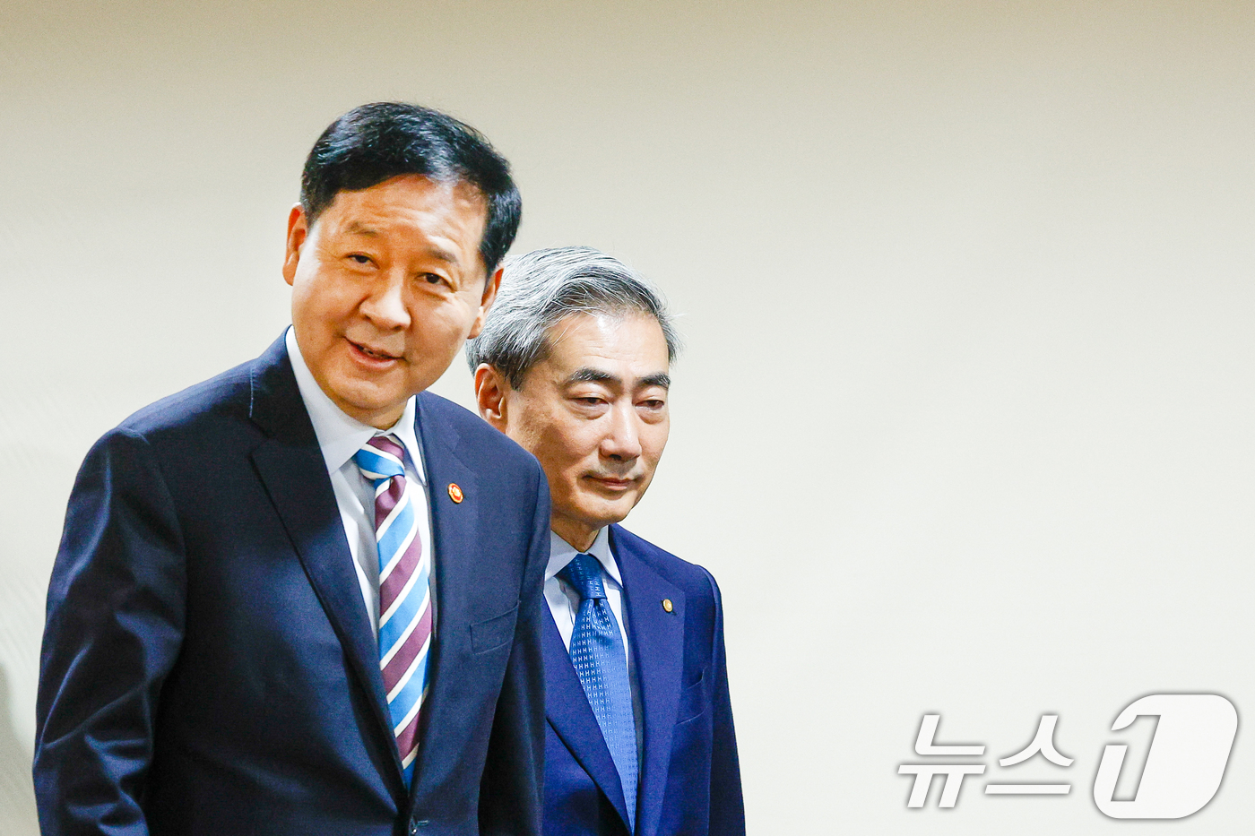 (서울=뉴스1) 안은나 기자 = 구윤철 경제부총리 겸 재정경제부 장관(왼쪽)과 신현송 한국은챙 총재가 30일 오전 서울 중구 은행회관에서 열린 확대거시경제금융회의에 입장하고 있다. …