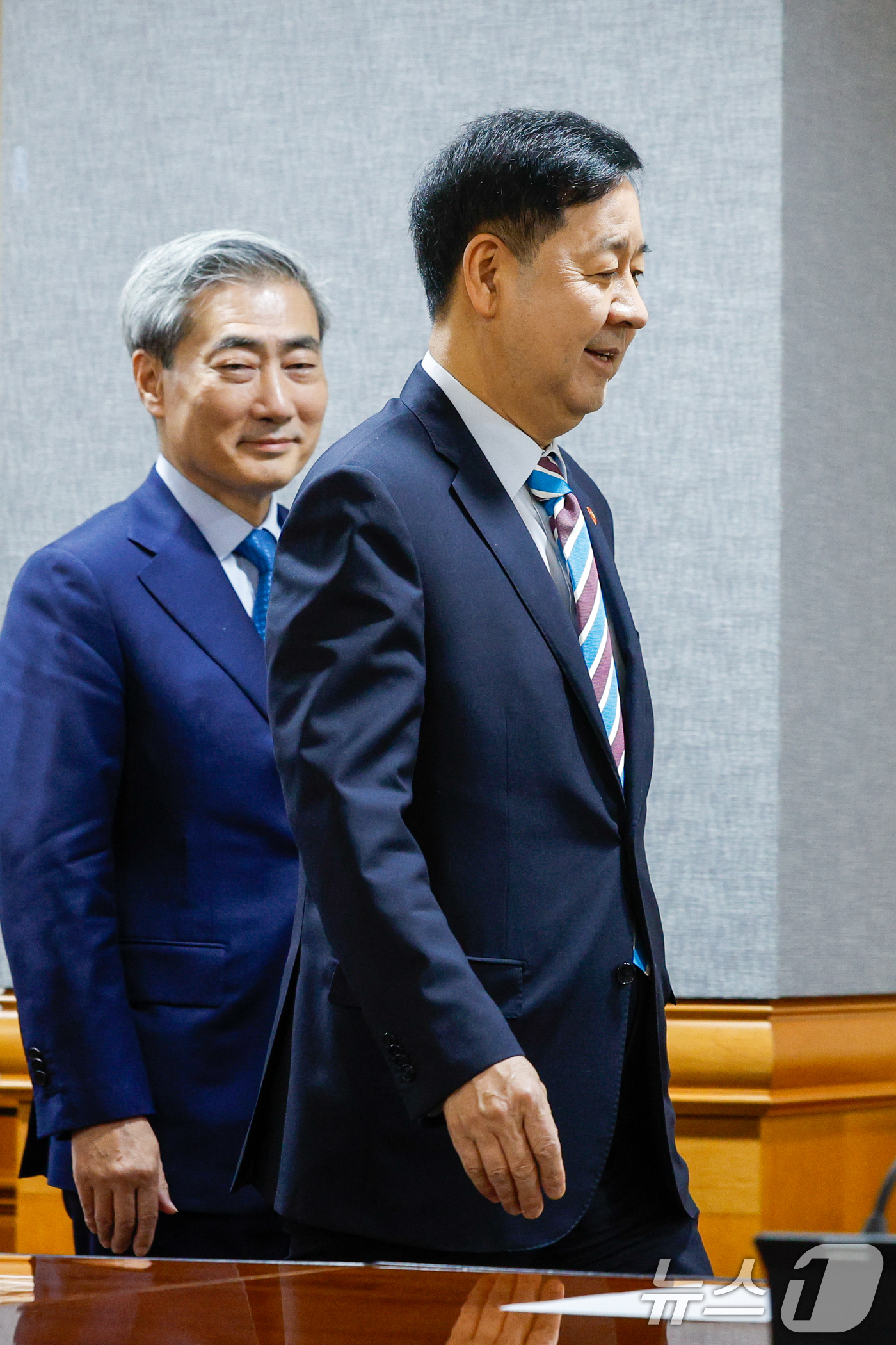 (서울=뉴스1) 안은나 기자 = 구윤철 경제부총리 겸 재정경제부 장관(오른쪽)과 신현송 한국은챙 총재가 30일 오전 서울 중구 은행회관에서 열린 확대거시경제금융회의에 입장하고 있다 …