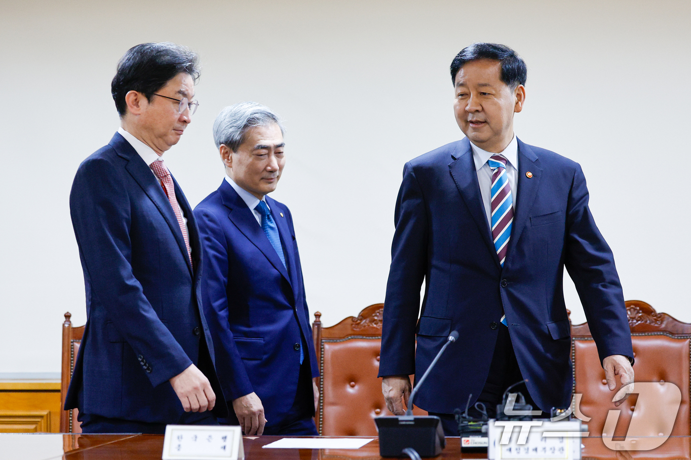 (서울=뉴스1) 안은나 기자 = 이억원 금융위원장(왼쪽부터), 신현송 한국은행 총재, 구윤철 경제부총리 겸 재정경제부 장관이 30일 오전 서울 중구 은행회관에서 열린 확대거시경제금 …