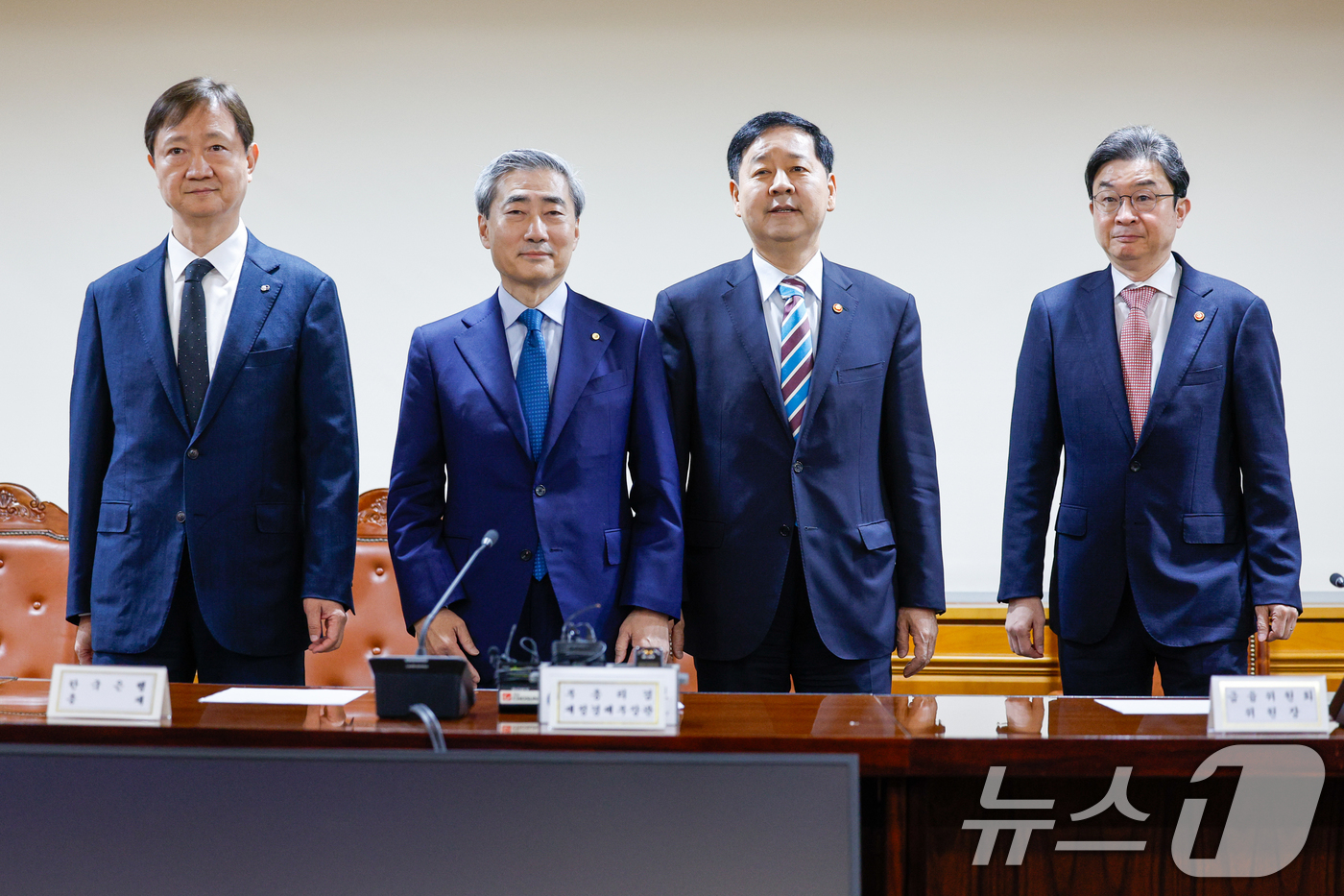 (서울=뉴스1) 안은나 기자 = 이찬진 금융감독원장(왼쪽부터), 신현송 한국은행 총재, 구윤철 경제부총리 겸 재정경제부 장관, 이억원 금융위원장이 30일 오전 서울 중구 은행회관에 …