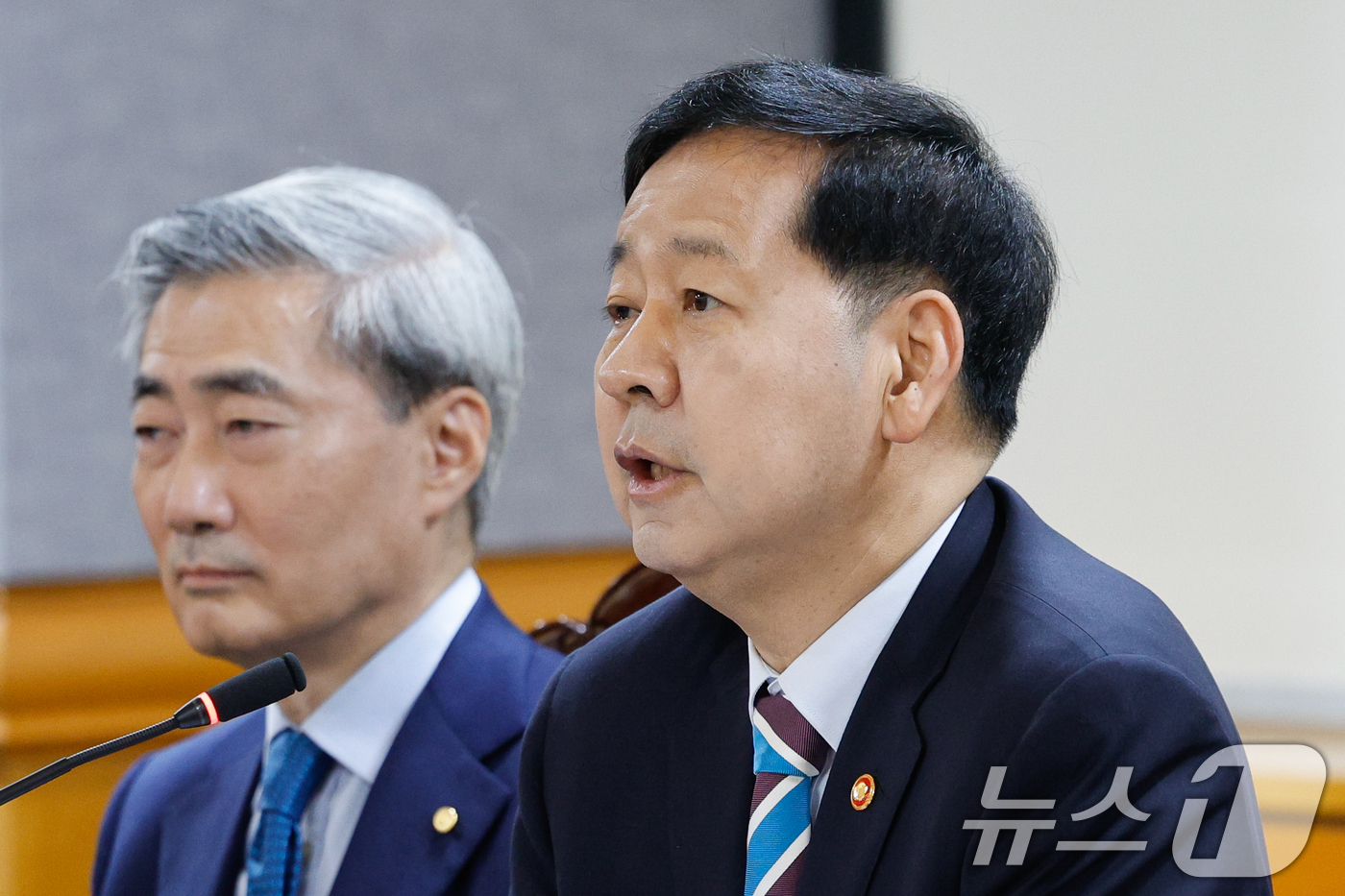 (서울=뉴스1) 안은나 기자 = 구윤철 경제부총리 겸 재정경제부 장관이 30일 오전 서울 중구 은행회관에서 열린 확대거시경제금융회의에 참석해 모두 발언을 하고 있다. 왼쪽은 신현송 …
