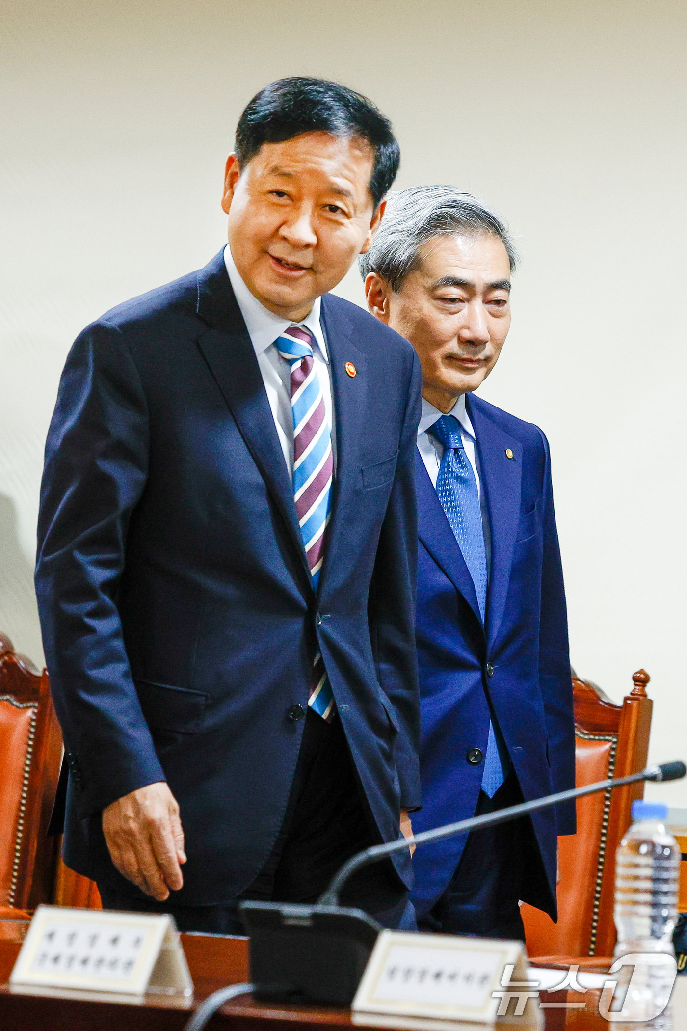 (서울=뉴스1) 안은나 기자 = 구윤철 경제부총리 겸 재정경제부 장관(왼쪽)과 신현송 한국은챙 총재가 30일 오전 서울 중구 은행회관에서 열린 확대거시경제금융회의에 입장하고 있다. …