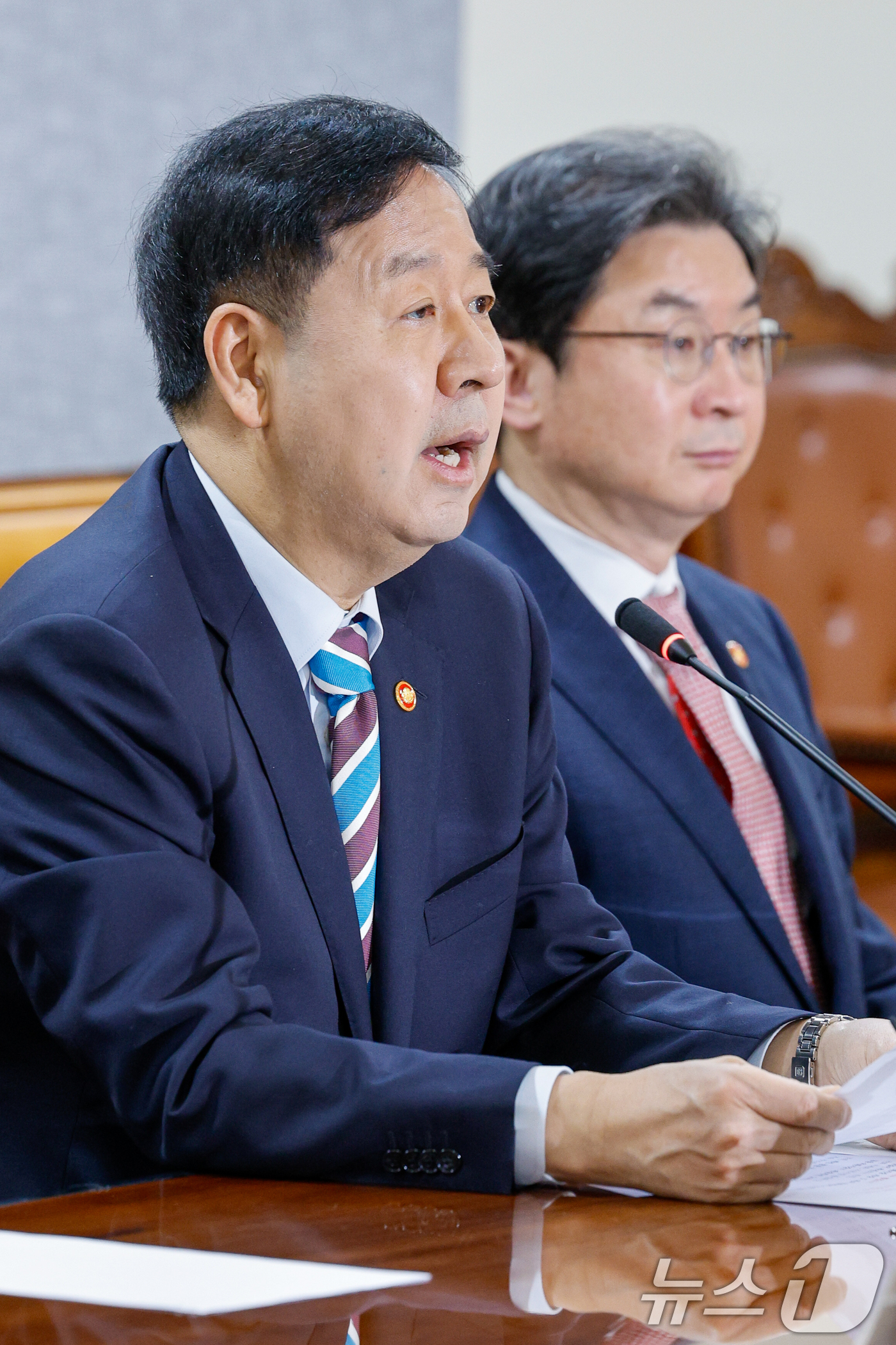 (서울=뉴스1) 안은나 기자 = 구윤철 경제부총리 겸 재정경제부 장관이 30일 오전 서울 중구 은행회관에서 열린 확대거시경제금융회의에 참석해 모두 발언을 하고 있다. 오른쪽은 이억 …
