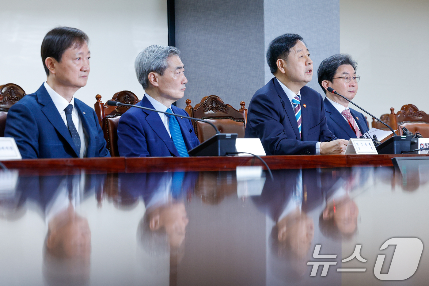 (서울=뉴스1) 안은나 기자 = 구윤철 경제부총리 겸 재정경제부 장관이 30일 오전 서울 중구 은행회관에서 열린 확대거시경제금융회의에 참석해 모두 발언을 하고 있다. 왼쪽부터 이찬 …
