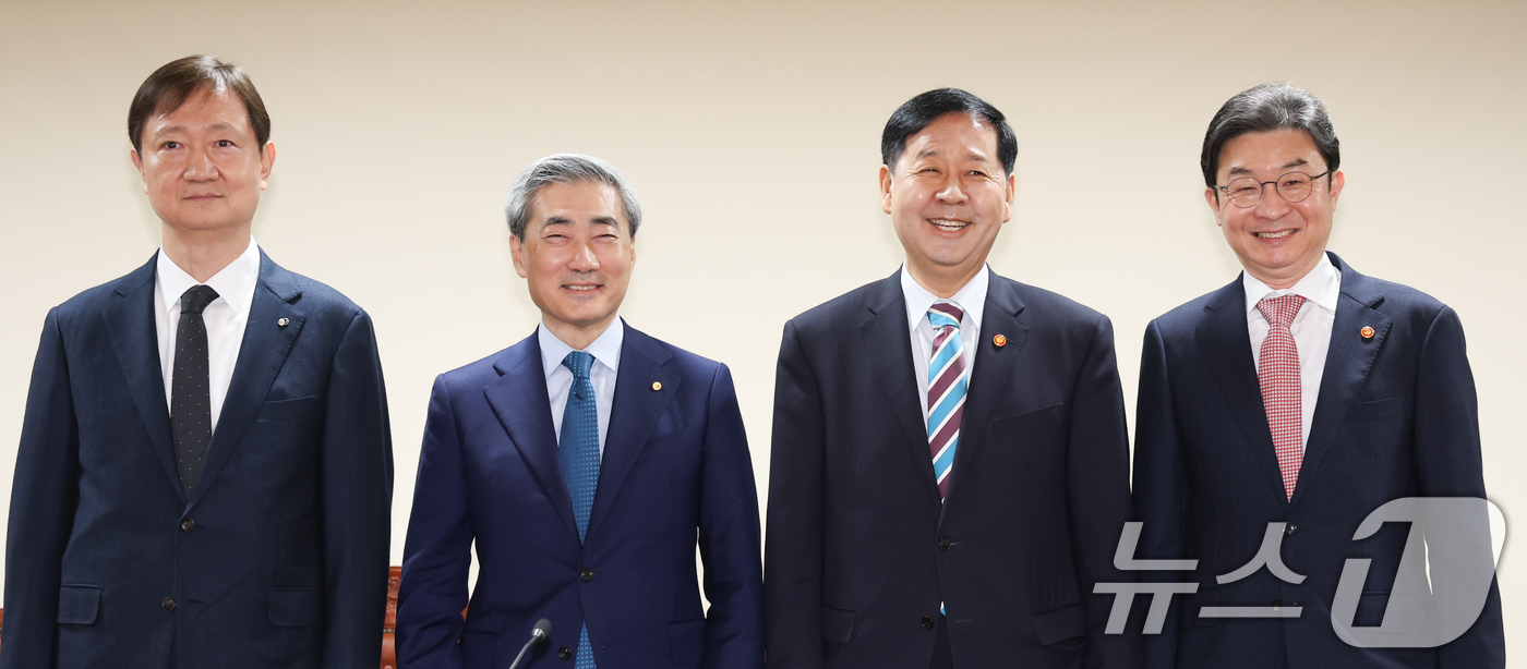 (서울=뉴스1) 안은나 기자 = 이찬진 금융감독원장(왼쪽부터), 신현송 한국은행 총재, 구윤철 경제부총리 겸 재정경제부 장관, 이억원 금융위원장이 30일 오전 서울 중구 은행회관에 …