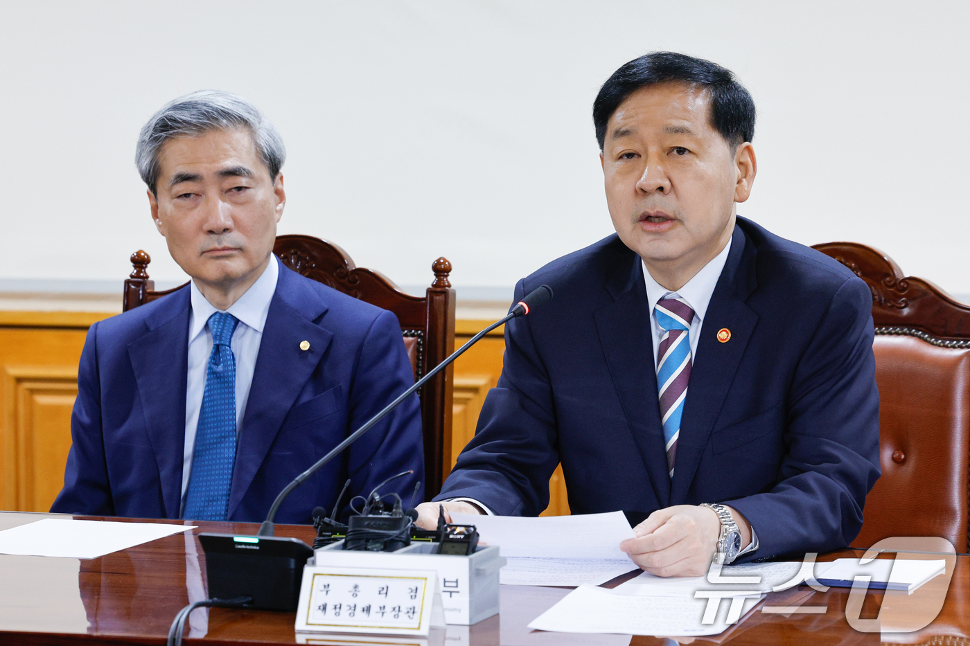 (서울=뉴스1) 안은나 기자 = 구윤철 경제부총리 겸 재정경제부 장관이 30일 오전 서울 중구 은행회관에서 열린 확대거시경제금융회의에 참석해 모두 발언을 하고 있다. 왼쪽은 신현송 …