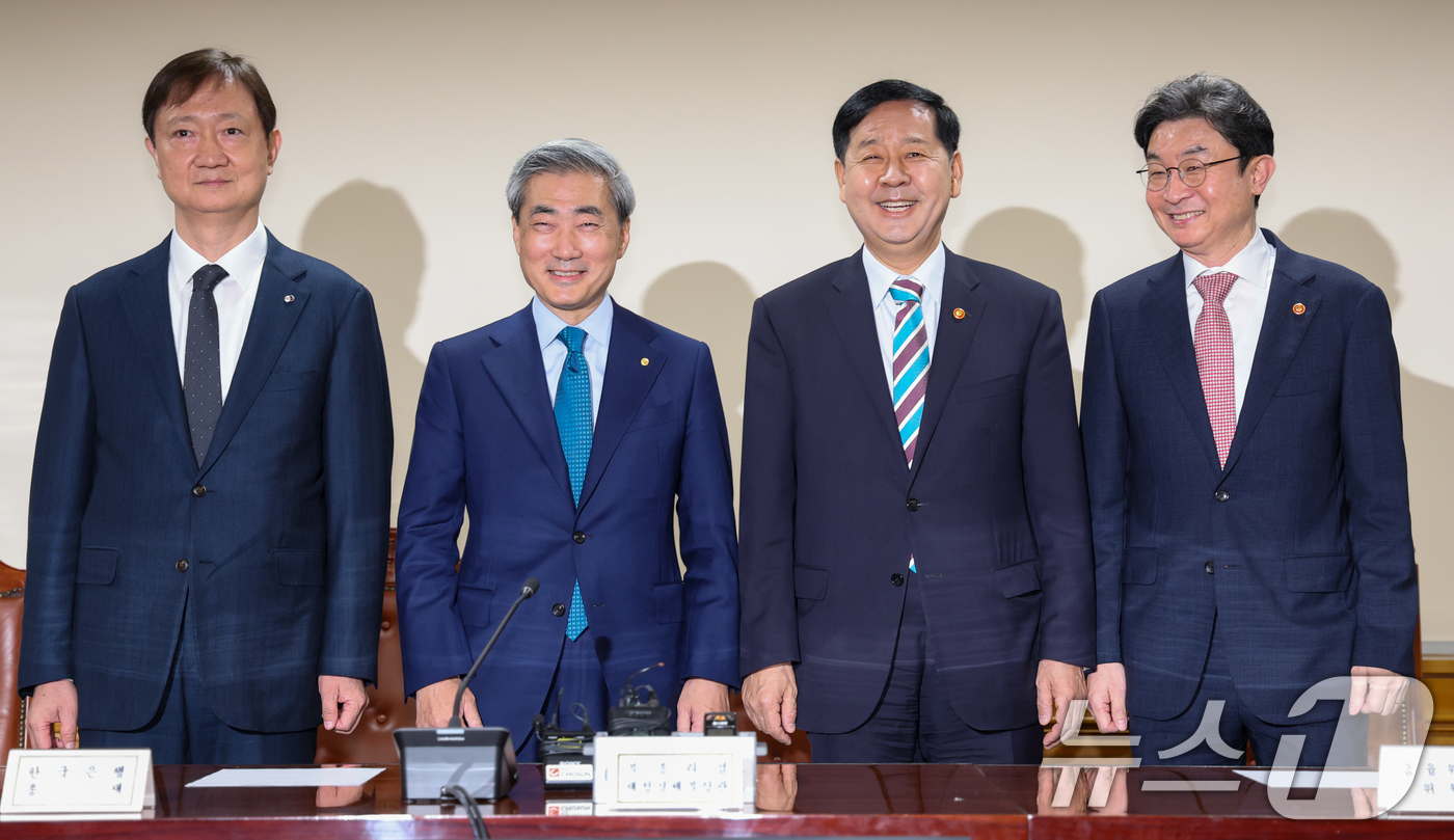 (서울=뉴스1) 안은나 기자 = 이찬진 금융감독원장(왼쪽부터), 신현송 한국은행 총재, 구윤철 경제부총리 겸 재정경제부 장관, 이억원 금융위원장이 30일 오전 서울 중구 은행회관에 …