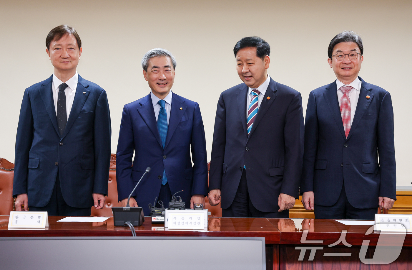 (서울=뉴스1) 안은나 기자 = 이찬진 금융감독원장(왼쪽부터), 신현송 한국은행 총재, 구윤철 경제부총리 겸 재정경제부 장관, 이억원 금융위원장이 30일 오전 서울 중구 은행회관에 …