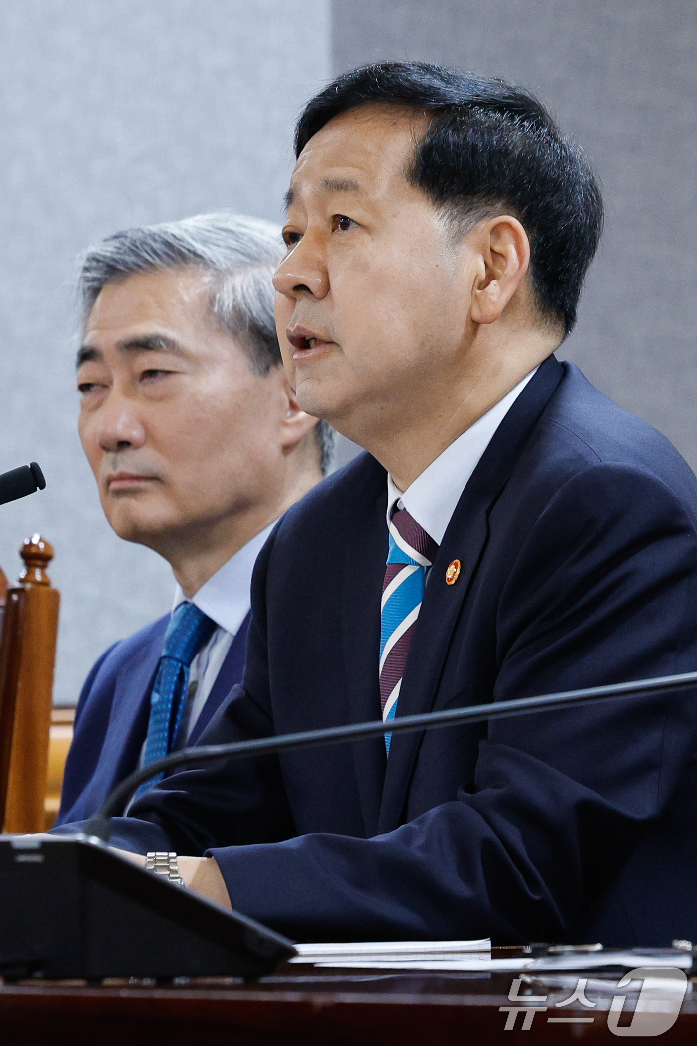 (서울=뉴스1) 안은나 기자 = 구윤철 경제부총리 겸 재정경제부 장관이 30일 오전 서울 중구 은행회관에서 열린 확대거시경제금융회의에 참석해 모두 발언을 하고 있다. 왼쪽은 신현송 …