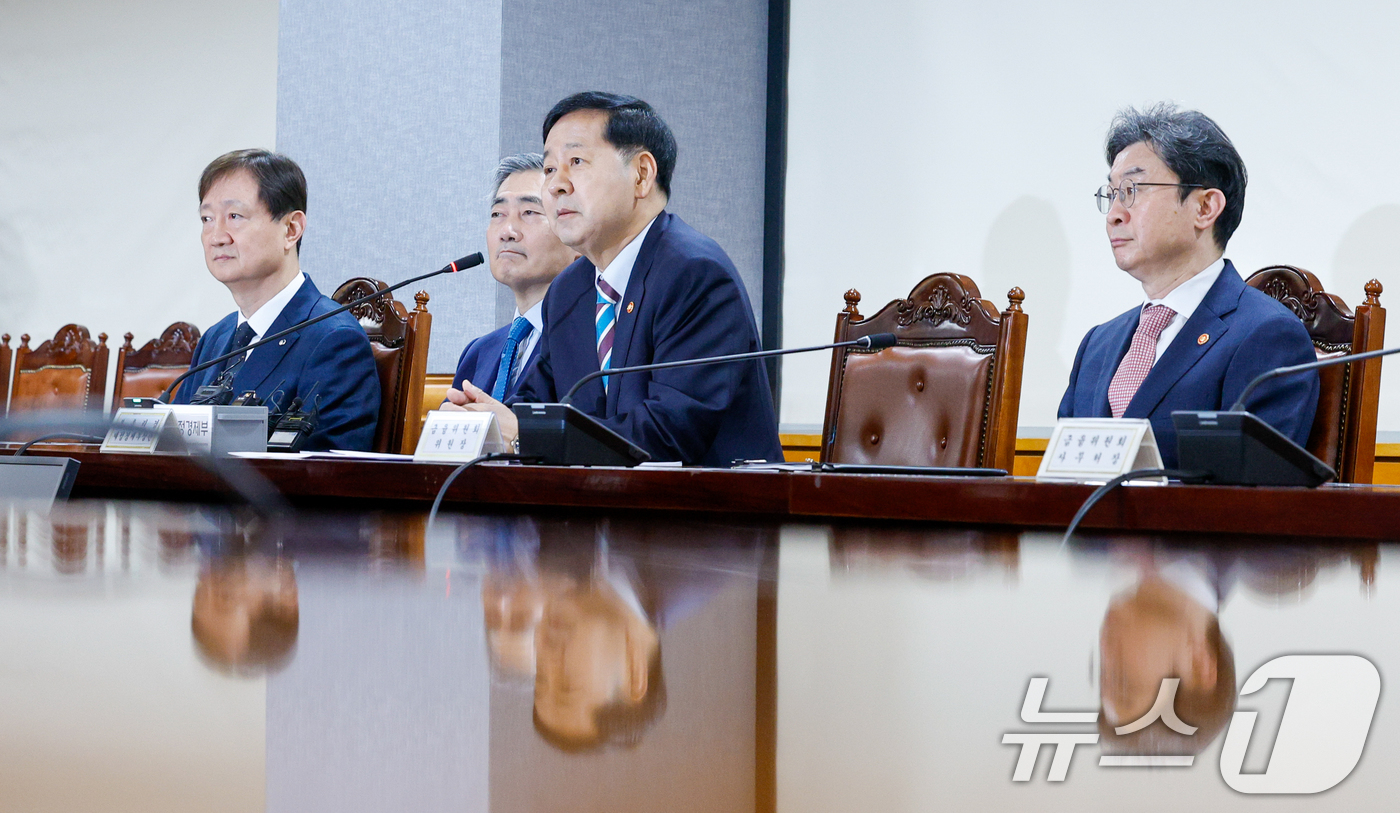 (서울=뉴스1) 안은나 기자 = 구윤철 경제부총리 겸 재정경제부 장관이 30일 오전 서울 중구 은행회관에서 열린 확대거시경제금융회의에 참석해 모두 발언을 하고 있다. 왼쪽부터 이찬 …