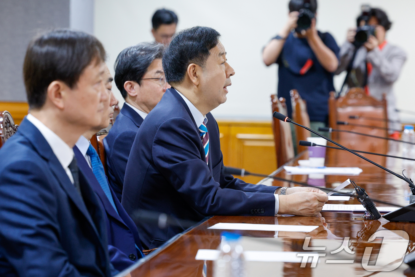 (서울=뉴스1) 안은나 기자 = 구윤철 경제부총리 겸 재정경제부 장관이 30일 오전 서울 중구 은행회관에서 열린 확대거시경제금융회의에 참석해 모두 발언을 하고 있다. 왼쪽부터 이찬 …