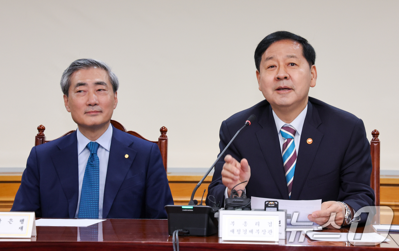 (서울=뉴스1) 안은나 기자 = 구윤철 경제부총리 겸 재정경제부 장관이 30일 오전 서울 중구 은행회관에서 열린 확대거시경제금융회의에 참석해 모두 발언을 하고 있다. 왼쪽은 신현송 …