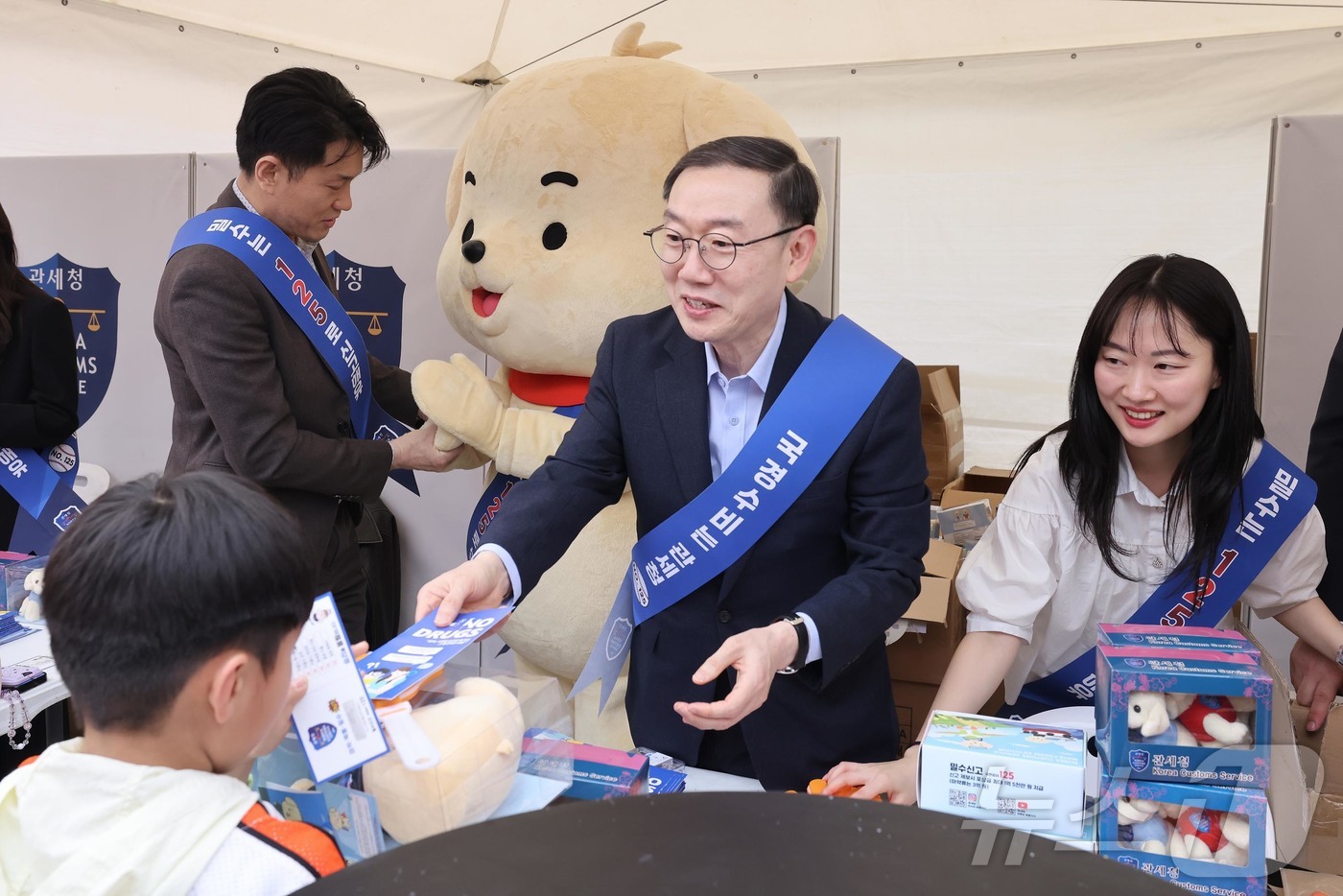 (서울=뉴스1) = 이명구 관세청장이 지난 29일 대전 한화생명 볼파크에서 프로야구 경기 관람객을 대상으로 마약·짝퉁 밀반입 차단 캠페인을 하고 있다. (관세청 제공. 재판매 및 …
