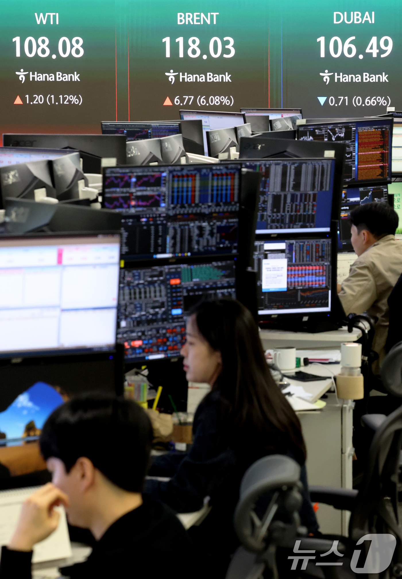 (서울=뉴스1) 조연우 인턴기자 = 미국과 이란 간 협상이 교착 상태에 빠지면서 에너지 공급 차질이 장기화할 수 있다는 우려에 국제유가가 오름세를 이어간 30일 오전 서울 중구 하 …