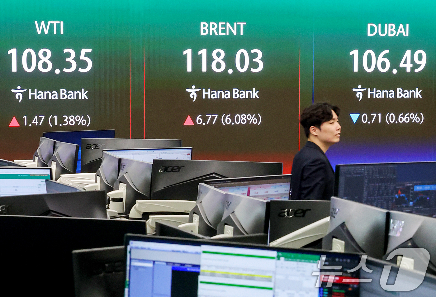 (서울=뉴스1) 조연우 인턴기자 = 미국과 이란 간 협상이 교착 상태에 빠지면서 에너지 공급 차질이 장기화할 수 있다는 우려에 국제유가가 오름세를 이어간 30일 오전 서울 중구 하 …