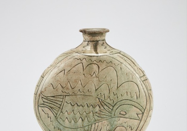 독창적 선무늬 15세기 '분청사기 음각선어문 편병' 보물 된다