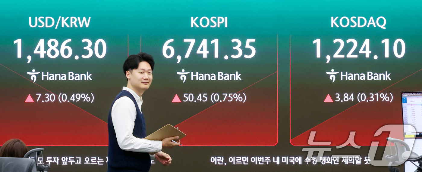 (서울=뉴스1) 조연우 인턴기자 = 코스피 지수가 장 초반 강세 흐름을 이어간 30일 오전 서울 중구 하나은행 딜링룸 전광판에 시황이 표시되고 있다. 이날 코스피는 전 거래일 대비 …