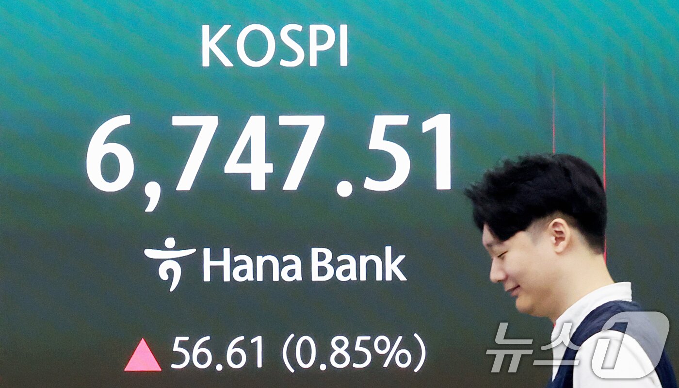 본문 이미지 - 코스피 지수가 장 초반 강세 흐름을 이어간 30일 오전 서울 중구 하나은행 딜링룸 전광판에 시황이 표시되고 있다.  2026.4.30 ⓒ 뉴스1 조연우 인턴기자
