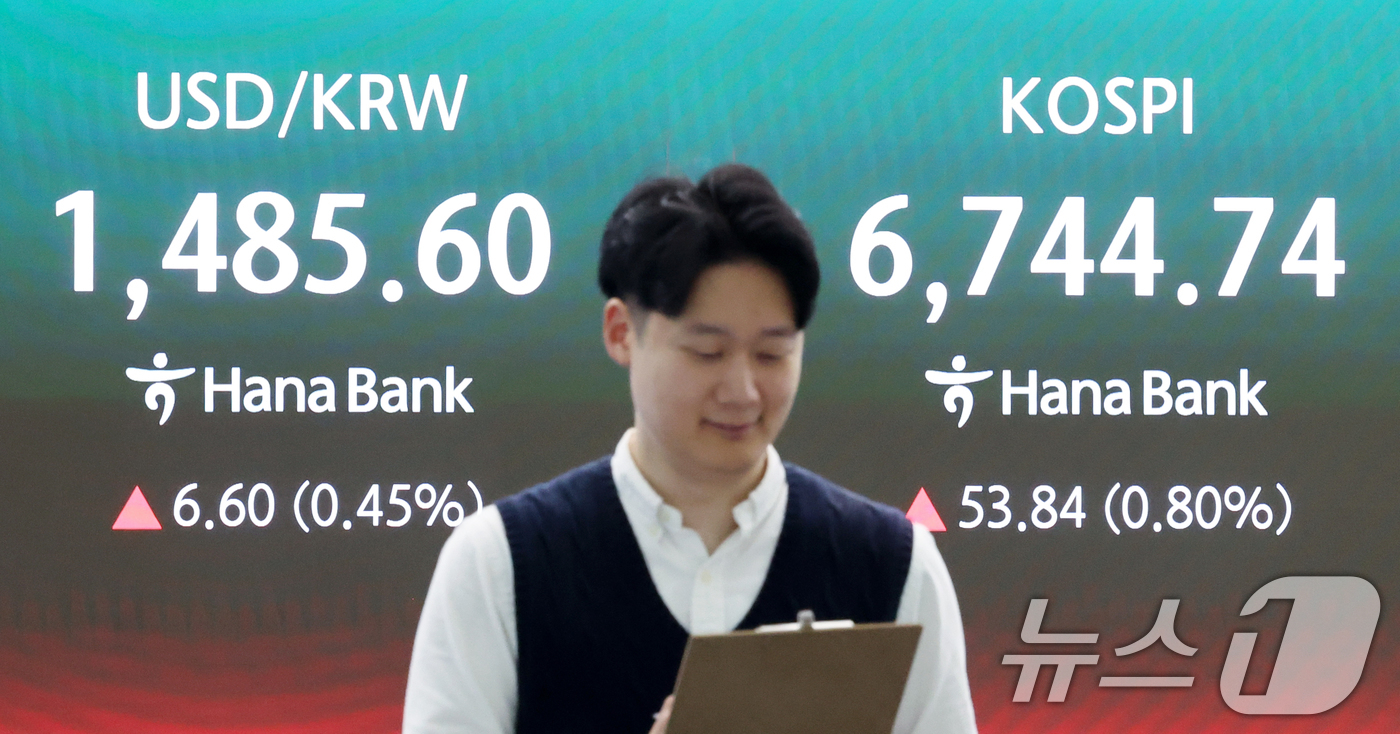 (서울=뉴스1) 조연우 인턴기자 = 코스피 지수가 장 초반 강세 흐름을 이어간 30일 오전 서울 중구 하나은행 딜링룸 전광판에 시황이 표시되고 있다. 이날 코스피는 전 거래일 대비 …