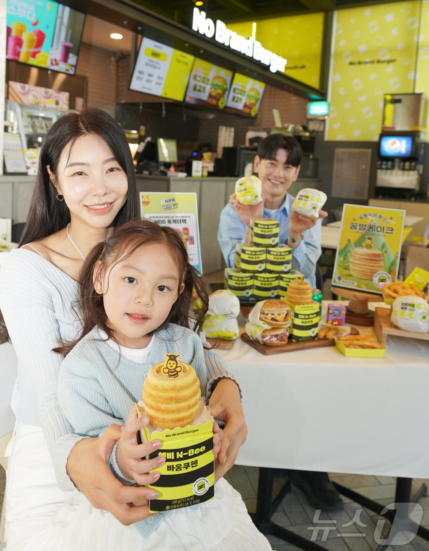 (서울=뉴스1) = 노브랜드 버거는 가정의 달을 맞아 오는 1일부터 10일까지 ‘NBB 패밀리 위크’를 진행하고 버거와 디저트를 결합한 ‘NBB 투게더팩’을 선보인다고 30일 밝혔 …