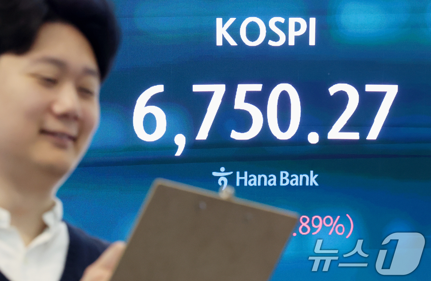 (서울=뉴스1) 조연우 인턴기자 = 코스피 지수가 장 초반 강세 흐름을 이어간 30일 오전 서울 중구 하나은행 딜링룸 전광판에 시황이 표시되고 있다. 이날 코스피는 전 거래일 대비 …