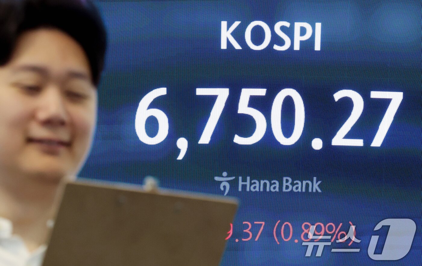 본문 이미지 - 코스피 지수가 장 초반 강세 흐름을 이어간 30일 오전 서울 중구 하나은행 딜링룸 전광판에 시황이 표시되고 있다. 이날 코스피는 전 거래일 대비 48.49포인트(0.72%) 오른 6539.39로 개장했다. 2026.4.30 ⓒ 뉴스1 조연우 인턴기자