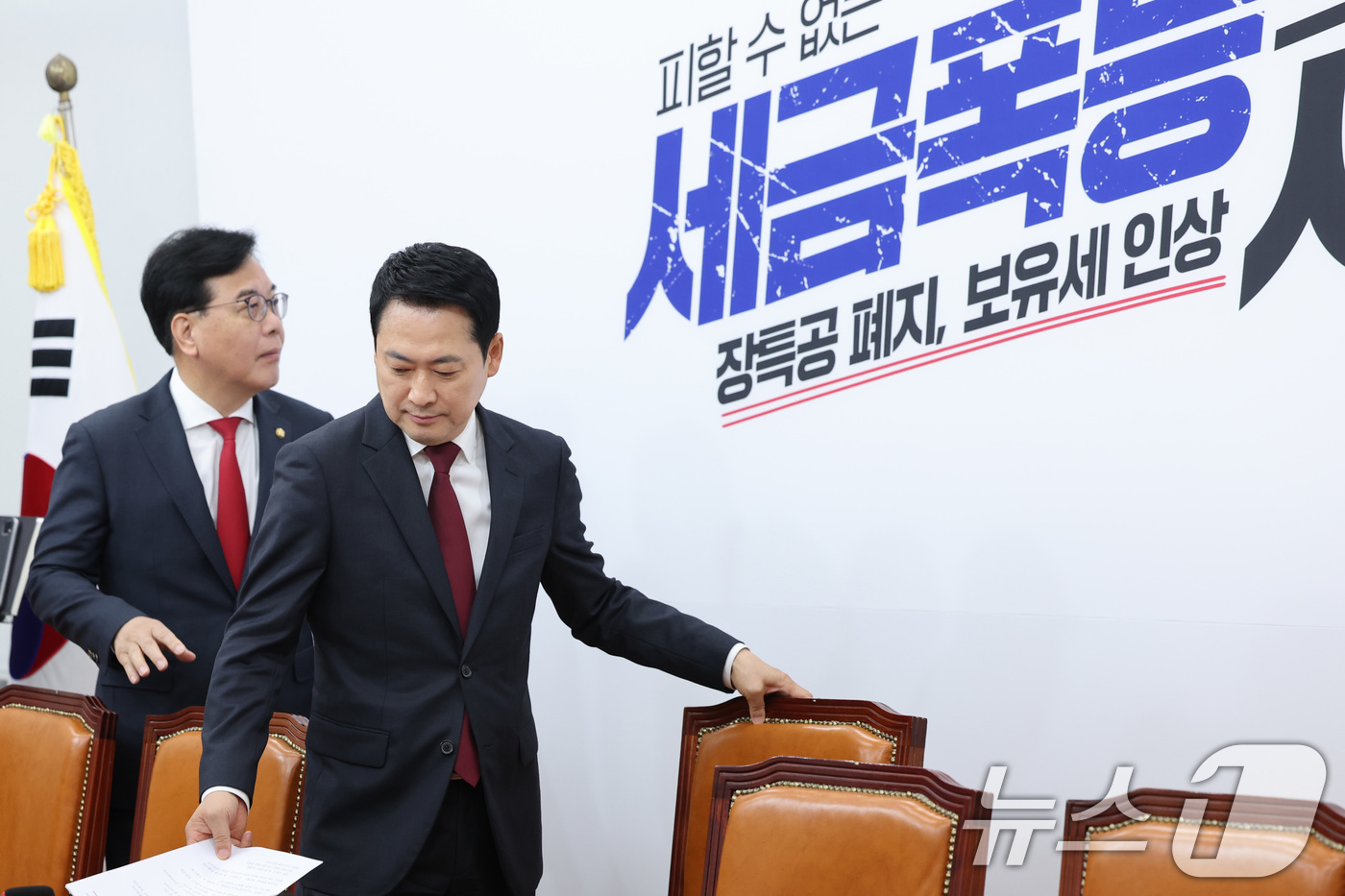 (서울=뉴스1) 신웅수 기자 = 장동혁 국민의힘 대표와 송언석 원내대표가 30일 서울 여의도 국회에서 열린 최고위원회의에 참석하고 있다. 2026.4.30/뉴스1