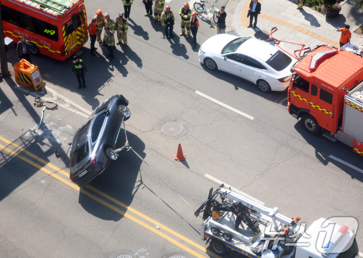 (서울=뉴스1) 김명섭 기자 = 30일 오전 서울 종로구 정부서울청사 옆 지하차도 입구에서 차량이 전복돼 경찰관과 소방관들이 수습작업을 하고 있다.  2026.4.30/뉴스1