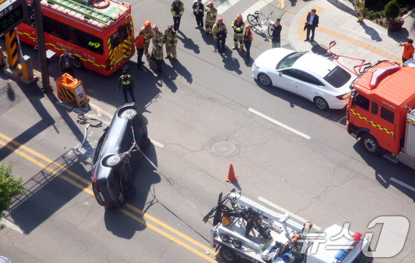 (서울=뉴스1) 김명섭 기자 = 30일 오전 서울 종로구 정부서울청사 옆 지하차도 입구에서 차량이 전복돼 경찰관과 소방관들이 수습작업을 하고 있다.  2026.4.30/뉴스1