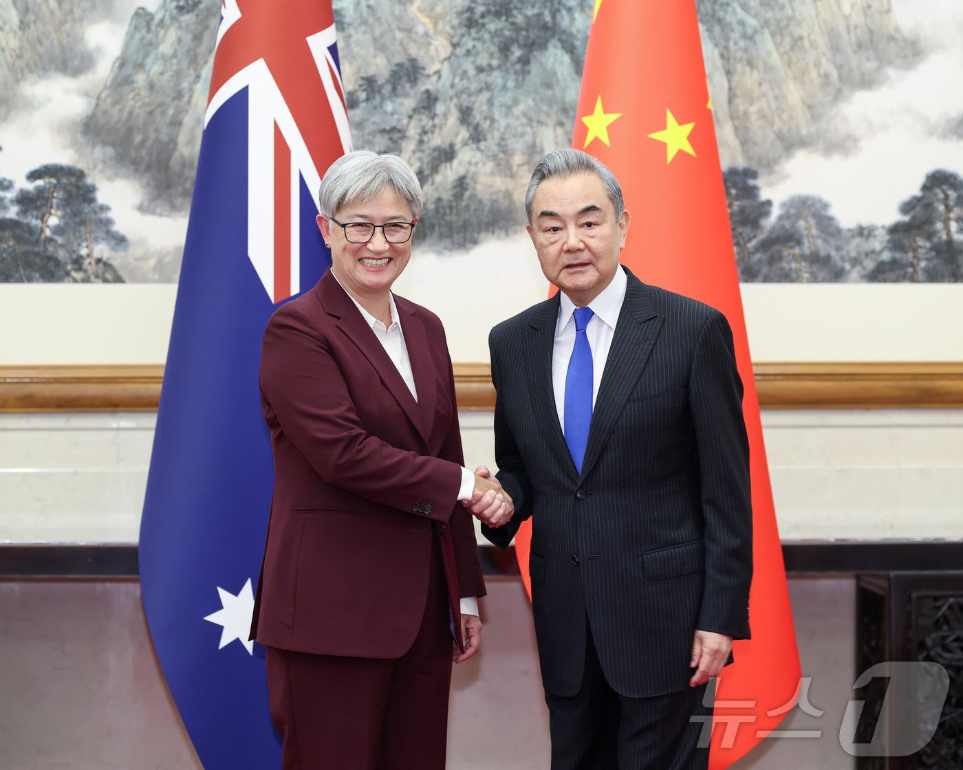 (신화=뉴스1) 정은지 특파원 = 왕이 중국 외교부장이 29일 베이징에서 페니 웡 호주 외교장관과 제8차 중-호주 외교 및 전략 대화를 개최했다. 2026.4.29ⓒ 신화=뉴스1