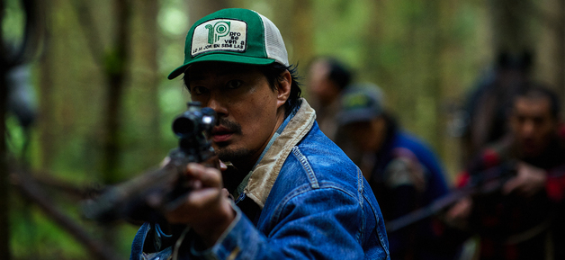 나홍진 '호프', 스틸 최초 공개…총 든 황정민·조인성·놀란 표정 정호연