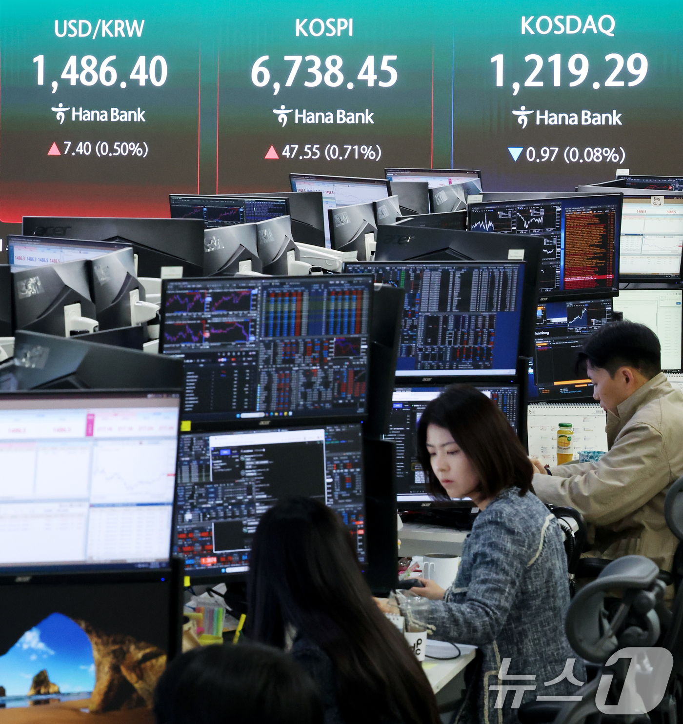 (서울=뉴스1) 조연우 인턴기자 = 코스피 지수가 장 초반 강세 흐름을 이어간 30일 오전 서울 중구 하나은행 딜링룸 전광판에 시황이 표시되고 있다. 이날 코스피는 전 거래일 대비 …