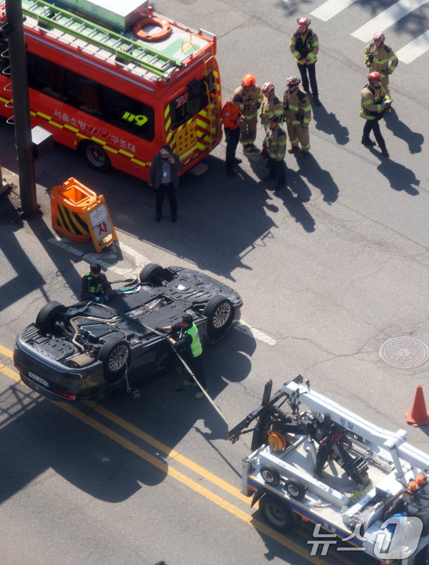 (서울=뉴스1) 김명섭 기자 = 30일 오전 서울 종로구 정부서울청사 옆 지하차도 입구에서 차량이 전복돼 경찰관과 소방관들이 수습작업을 하고 있다.  2026.4.30/뉴스1