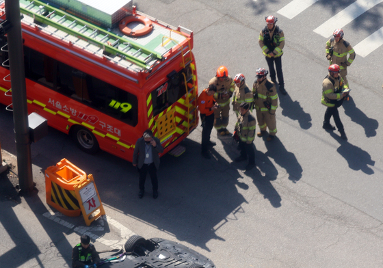 정부서울청사 인근 차량 전복 사고 발생