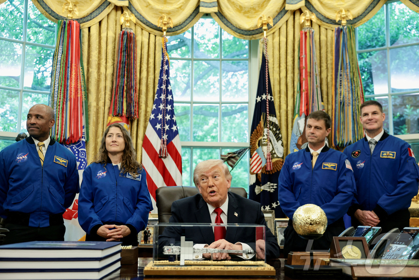 (로이터=뉴스1) 임세영 기자 = 도널드 트럼프 미국 대통령이 29일(현지시간) 미국 워싱턴 DC 백악관 집무실에서 아르테미스 II 우주비행사들과 함께한 행사에서 취재진의 질문에 …