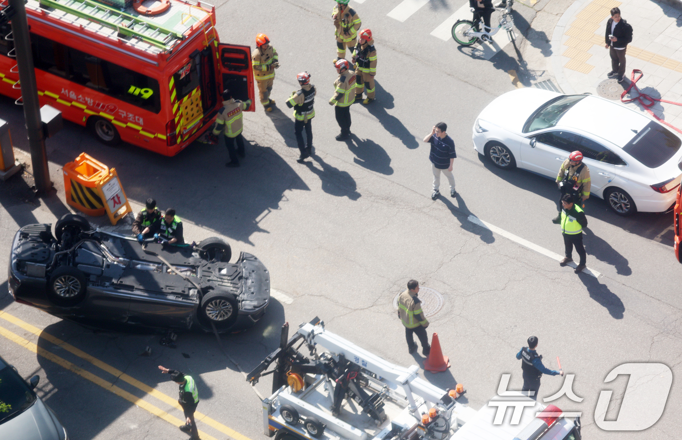 (서울=뉴스1) 김명섭 기자 = 30일 오전 서울 종로구 정부서울청사 옆 지하차도 입구에서 차량이 전복돼 경찰관과 소방관들이 수습작업을 하고 있다.  2026.4.30/뉴스1