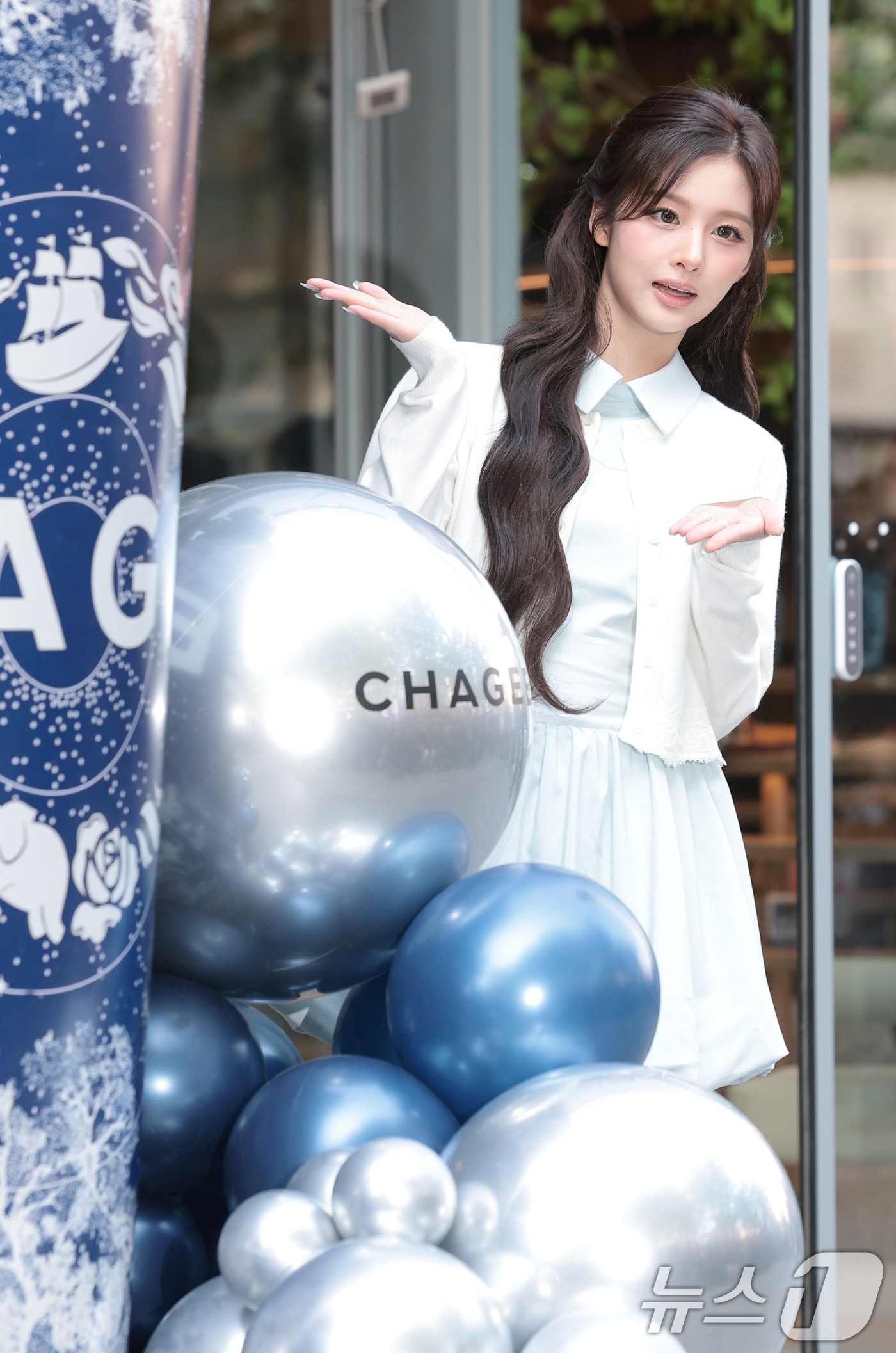 (서울=뉴스1) 권현진 기자 = 그룹 엔믹스(NMIXX) 설윤이 30일 서울 강남에서 열린 글로벌 모던 티 브랜드 CHAGEE(차지)의 플래그십 그랜드 오프닝 행사에 참석해 포즈를 …